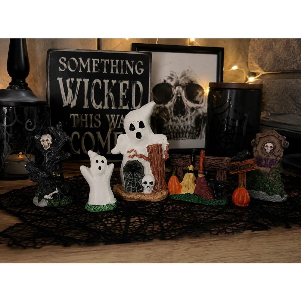 Halloween Miniature Figurine Set Spooky Village Ghosts Skulls Pumpkins Decor